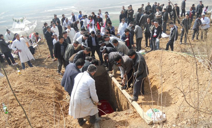 你知道祖坟上冒青烟是什么意思吗？