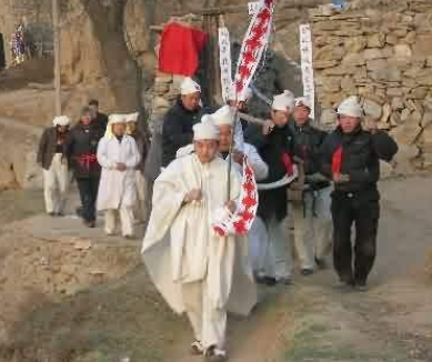 你知道农村丧事中长子打幡有哪些讲究吗？